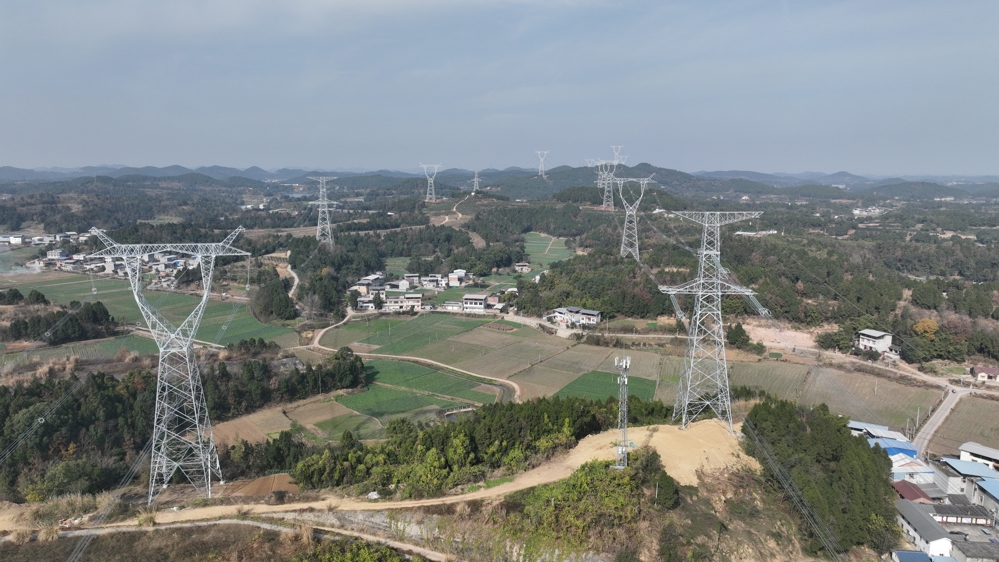 12月25日，在德阳市中江县，已完成部分导线展放的阿坝—成都东1000千伏特高压交流输电工程15标段 国网四川建设公司供图