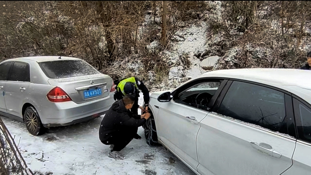 交警帮助游客车辆安装防滑链