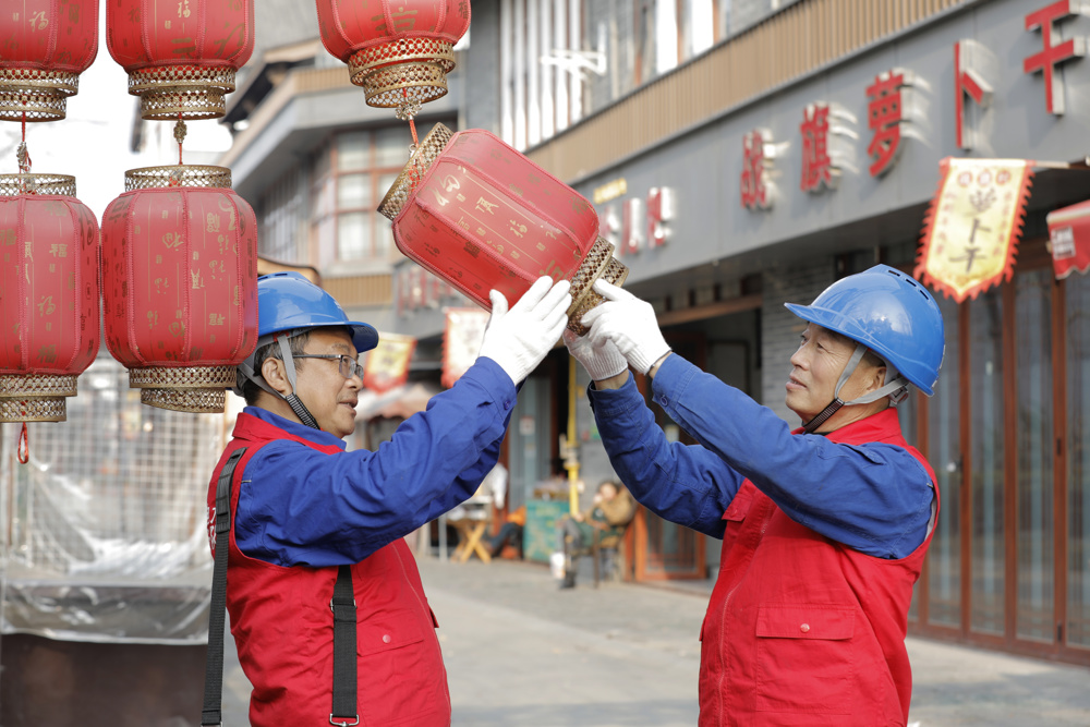 国家电网四川电力（成都郫都）连心桥共产党员服务队队员在成都市郫都区战旗开展检查，确保元旦期间安全可靠供电。 陈红梅 摄