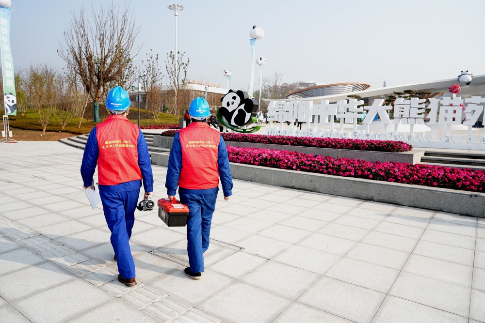 国家电网四川电力（绵阳）连心桥共产党员服务队来到中国大熊猫保护研究中心绵阳基地，对用电设施进行全面“体检”，及时消除安全隐患。 王晓宇 摄