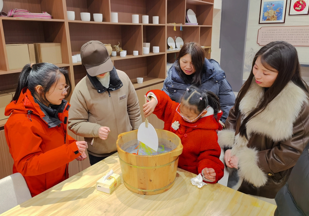 小朋友体验漆扇制作