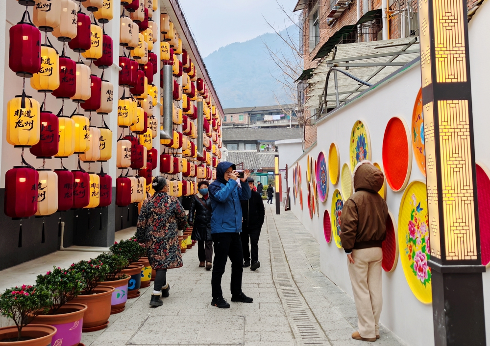 游客在“非遗龙州”街区拍照打卡