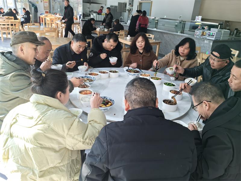 网约车司机在爱心餐馆吃午餐