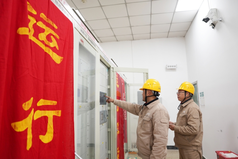 电力工人检查线路保护装置（苟华彬 摄）