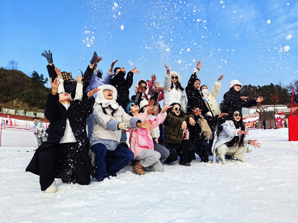 游客在曾家山滑雪场戏雪（资料图）