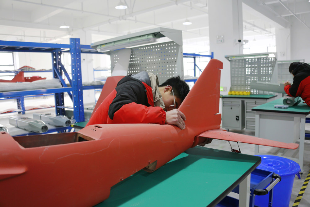 入驻企业工人正在组装无人机尾翼