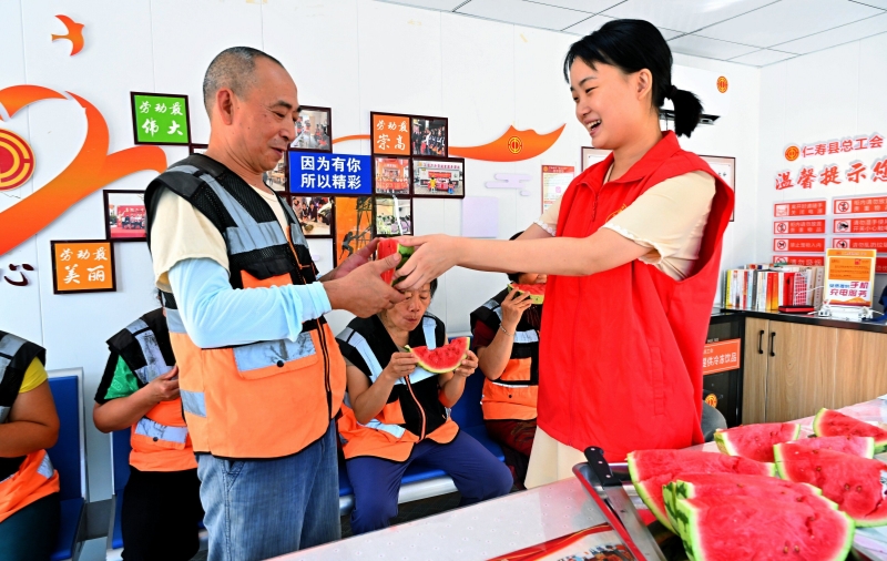 工会志愿者为户外劳动者送西瓜