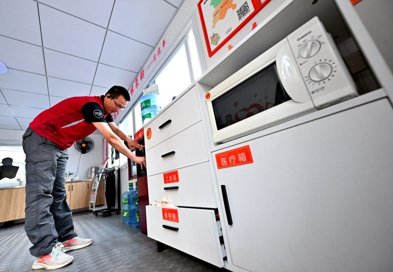 快递员正在使用驿站提供的免费饮用水（资料图&nbsp;潘帅摄）