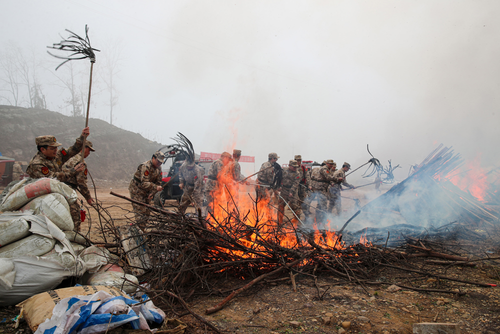 民兵应急人员扑灭山火