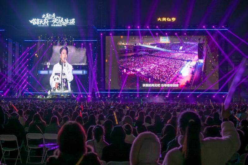 现场歌迷与张信哲一起唱响《这世的名字》 潘帅摄