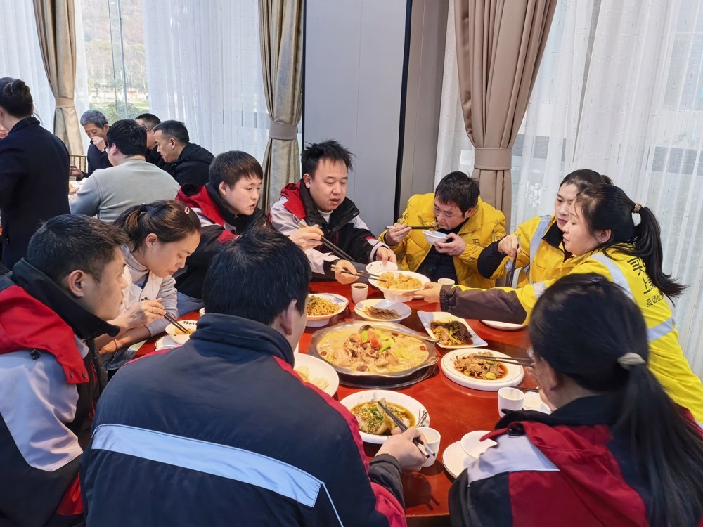 大家有说有笑晚餐中