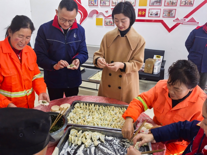 工会和中石化资阳分公司有关负责人在包饺子