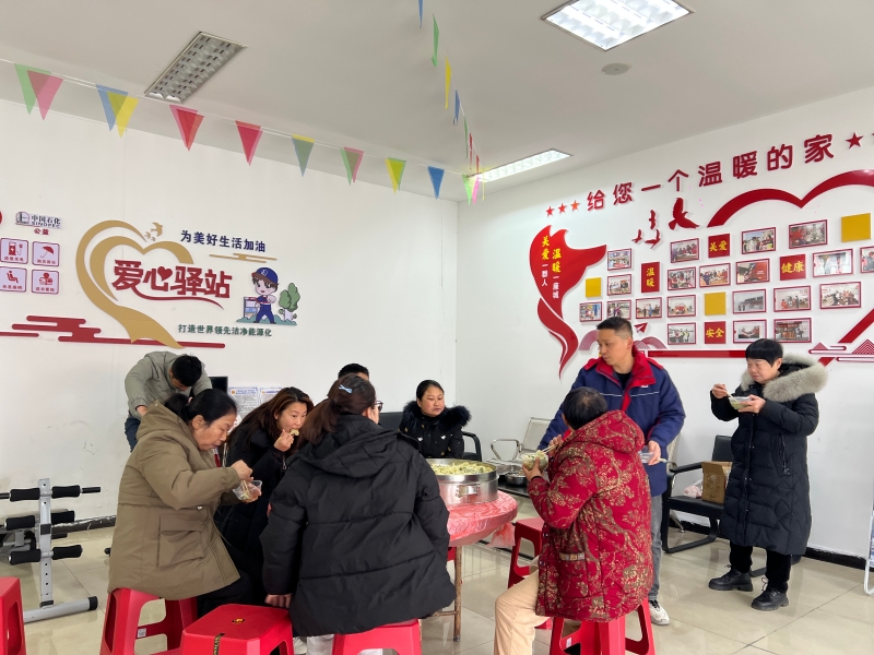 货车司机、乘客们在驿站内吃饺子