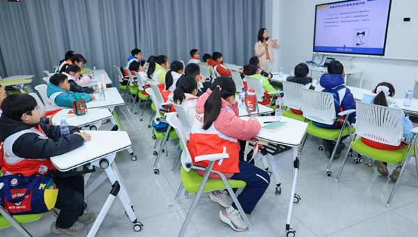 成都市金牛区图书馆“读书吧！少年”研学活动带青少年探寻芯片魔法