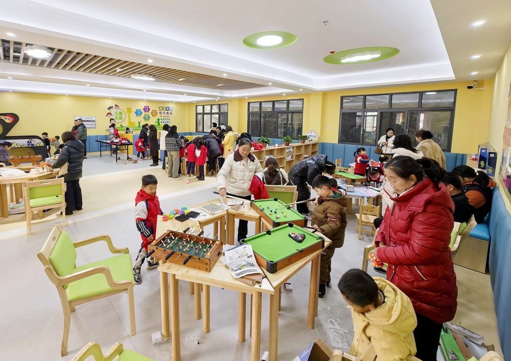 老人带孩子在老少同乐苑玩耍