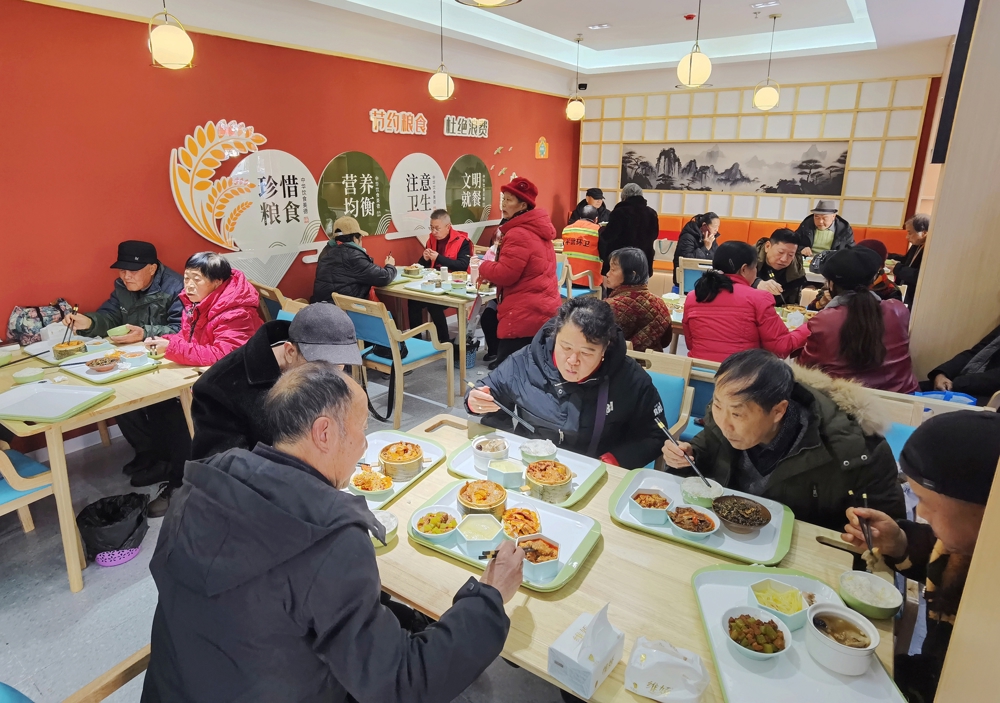 老人们在幸福时光食堂用餐
