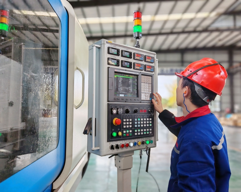 图为利达华锐一线工人