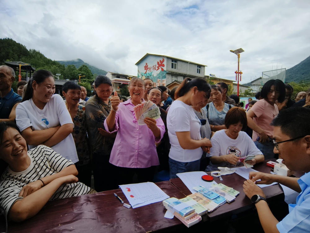 陈家坝镇“积分集体经济”分红现场