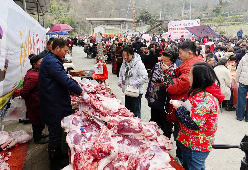 游客购买农产品