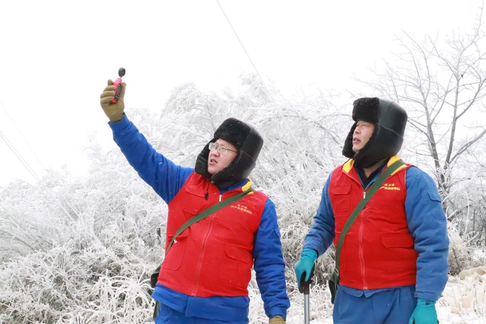 1月20日，国家电网四川电力（巴中南江）连心桥共产党员服务队队员对35千伏寨桃线开展覆冰观测。 刘桃 摄