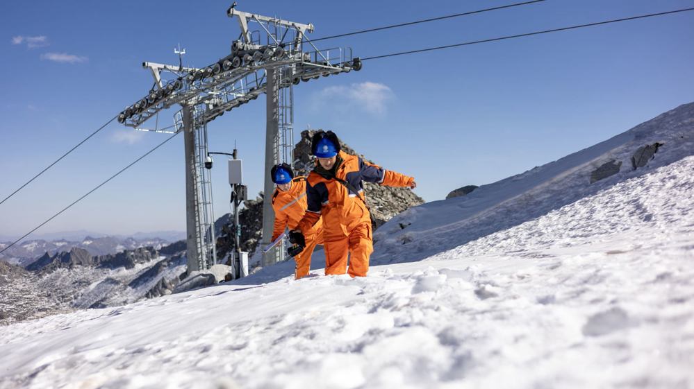 1月20日，国网阿坝黑水县供电公司芦花供服站员工来到黑水县达古冰川景区，对景区用电线路及设备开展专项检查。 龙永俊 摄