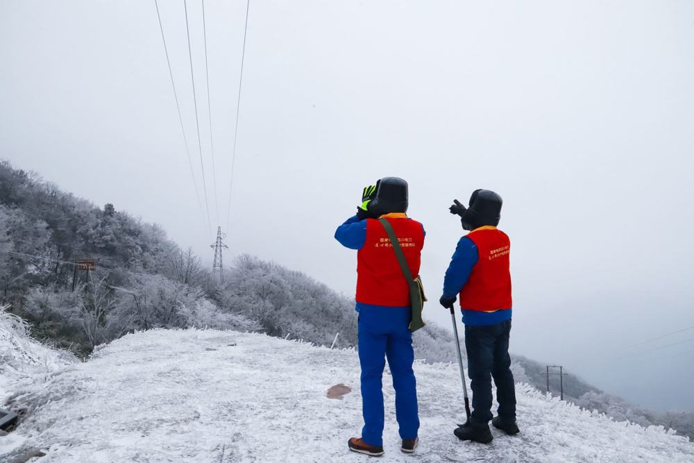 1月20日，国家电网四川电力（巴中南江）连心桥共产党员服务队队员对35千伏寨桃线开展覆冰观测。（刘桃 摄）