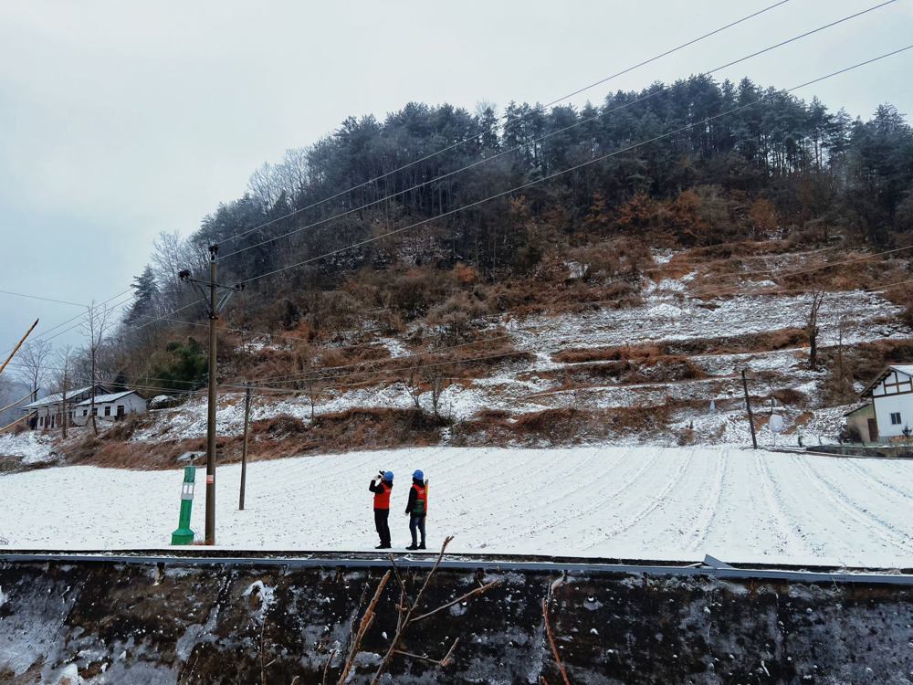 1月19日，国网广元供电公司曾家供电所员工对10千伏曾平线开展冰雪天气覆冰监测。 杨笃君 摄