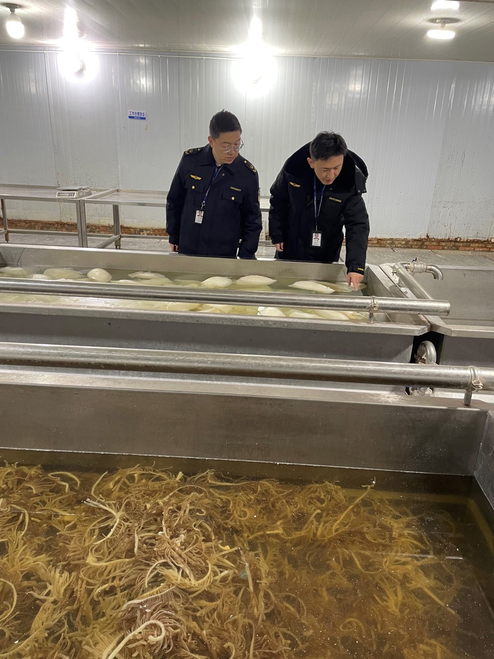 &nbsp; &nbsp; &nbsp; &nbsp; &nbsp; &nbsp; &nbsp; &nbsp; &nbsp; &nbsp; &nbsp; &nbsp; &nbsp; &nbsp; &nbsp; &nbsp; &nbsp;图为执法人员对涉事作坊进行检查