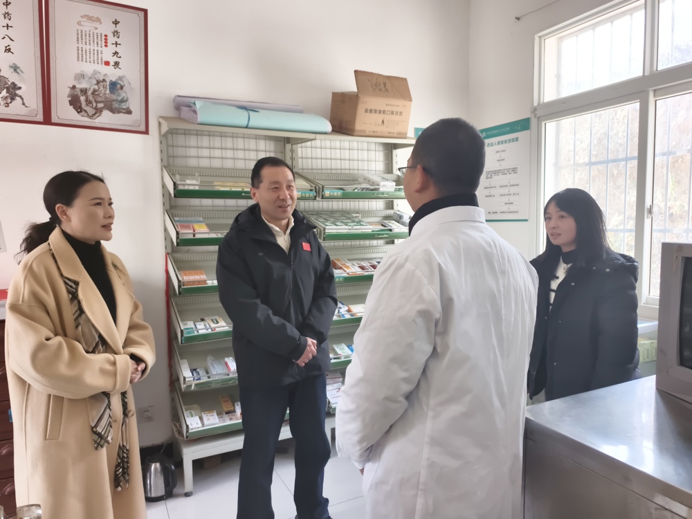 省教科文卫工会在基层一线看望乡村医生