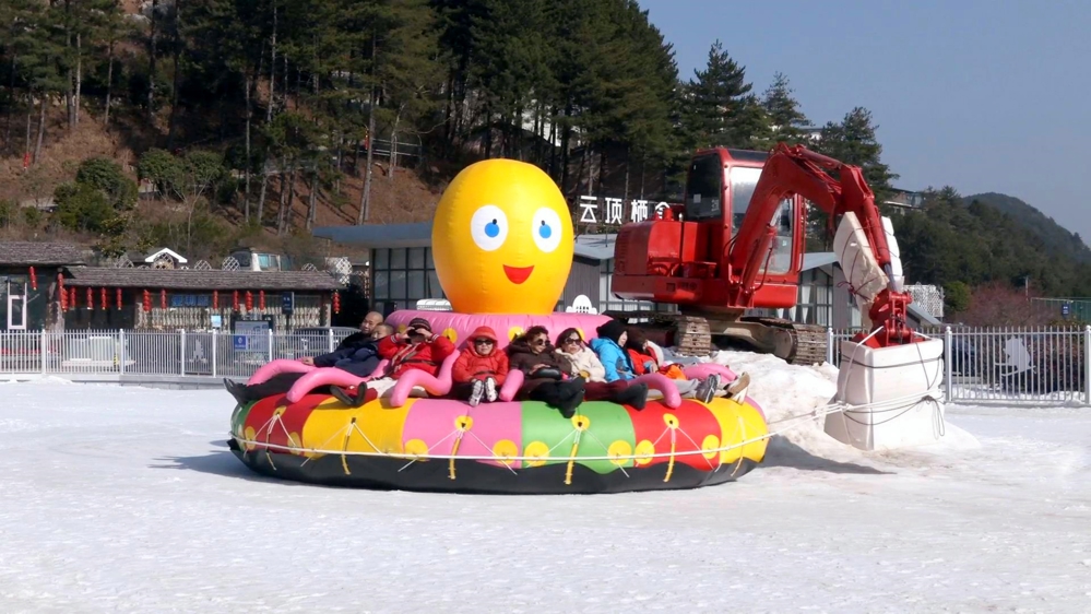 雪场戏雪项目“雪地八爪鱼”