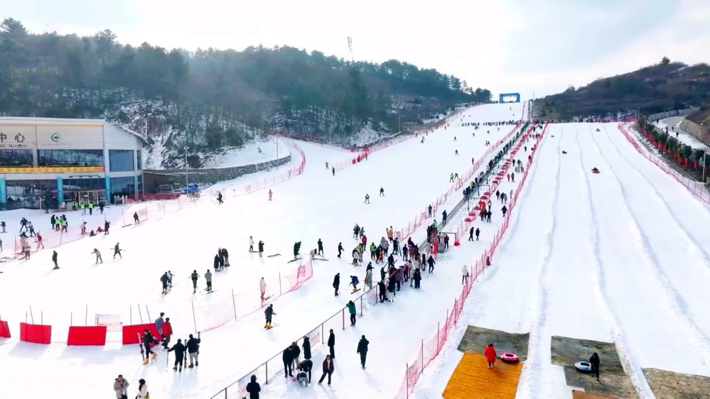 游客相聚曾家山滑雪场游玩