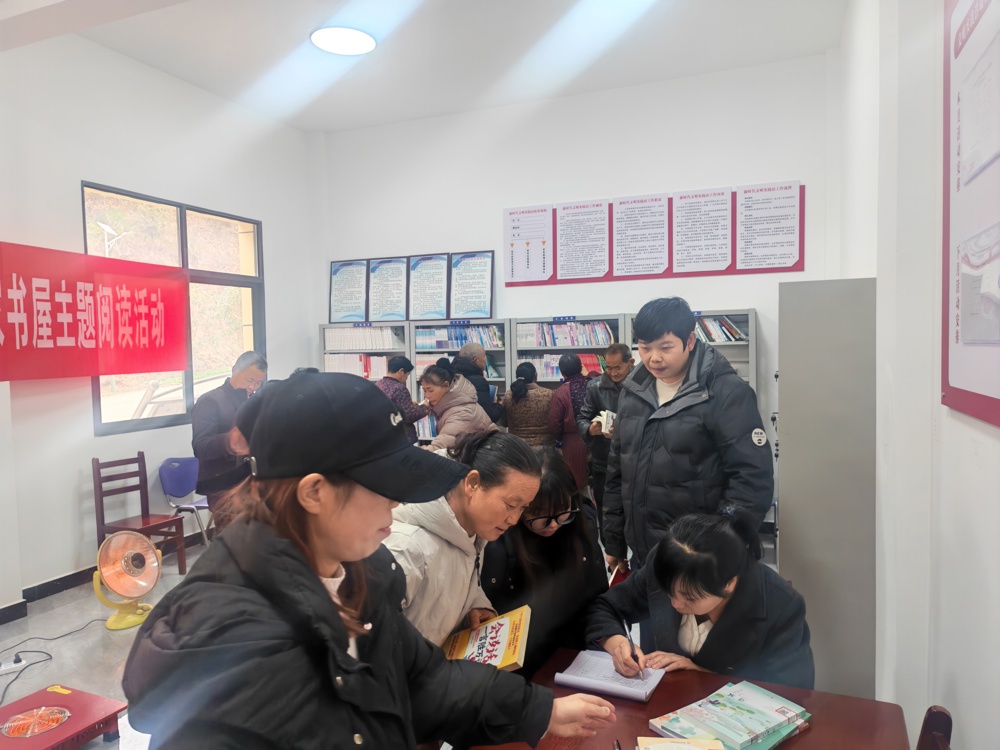群众在农家书屋借阅图书