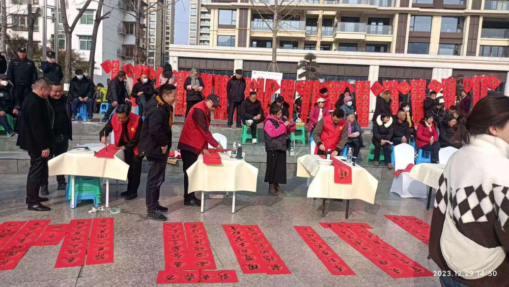 写春联活动现场