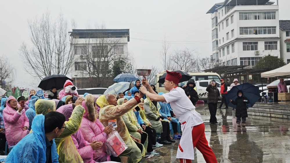 演员和现场群众互动