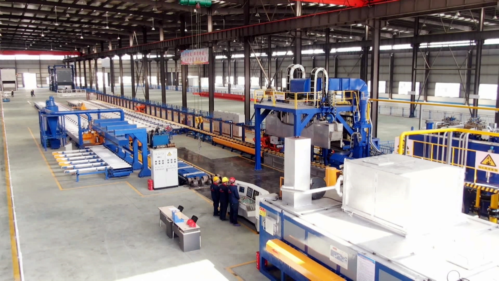 旭航构件制造车间里生产线运转不停