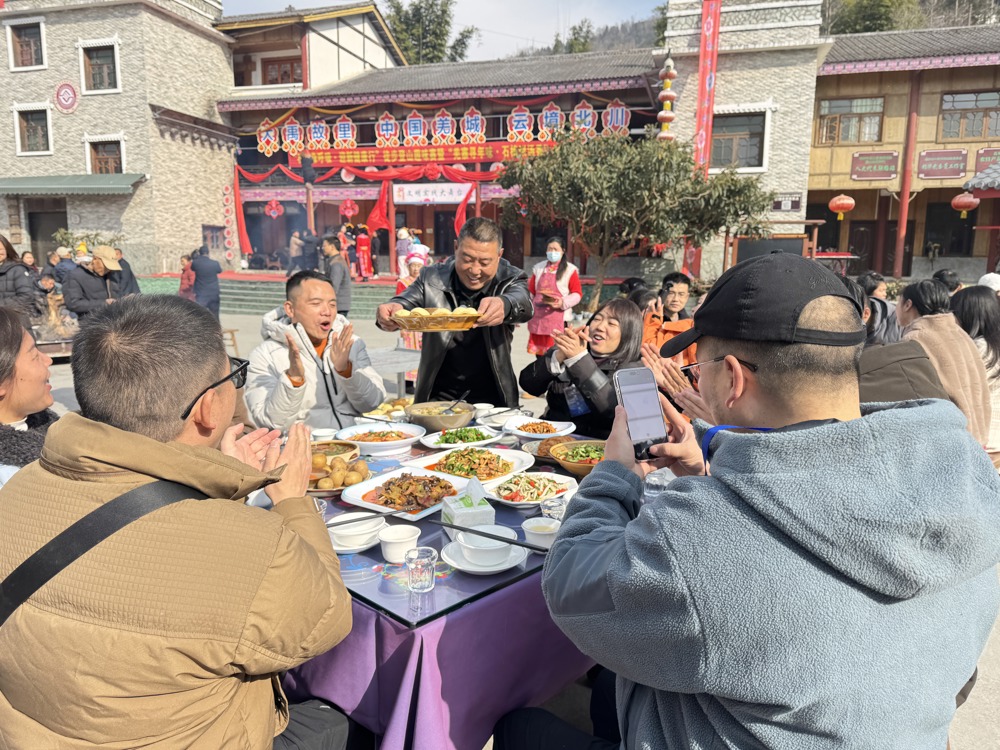 石椅村游客欢聚一堂