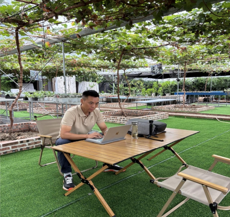 图为工作中的田远科