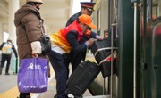 成都：“共青团号”列车从成都西站鸣笛启程，开启春运服务