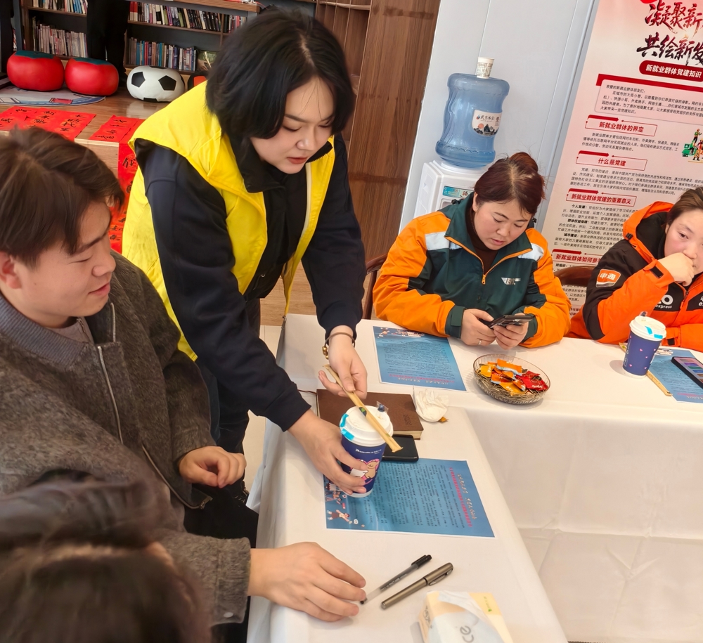 朝天区委社会工作部的党员干部为新就业群体送上热奶茶