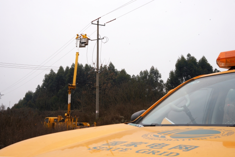 带电作业现场（苟华彬 摄）