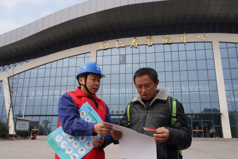 电力工人向返乡人员讲解用电常识（苟华彬 摄）