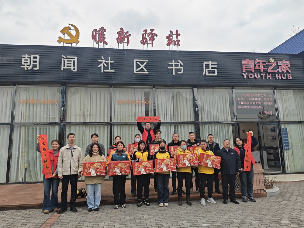 大家手捧“时光胶囊”合影留念