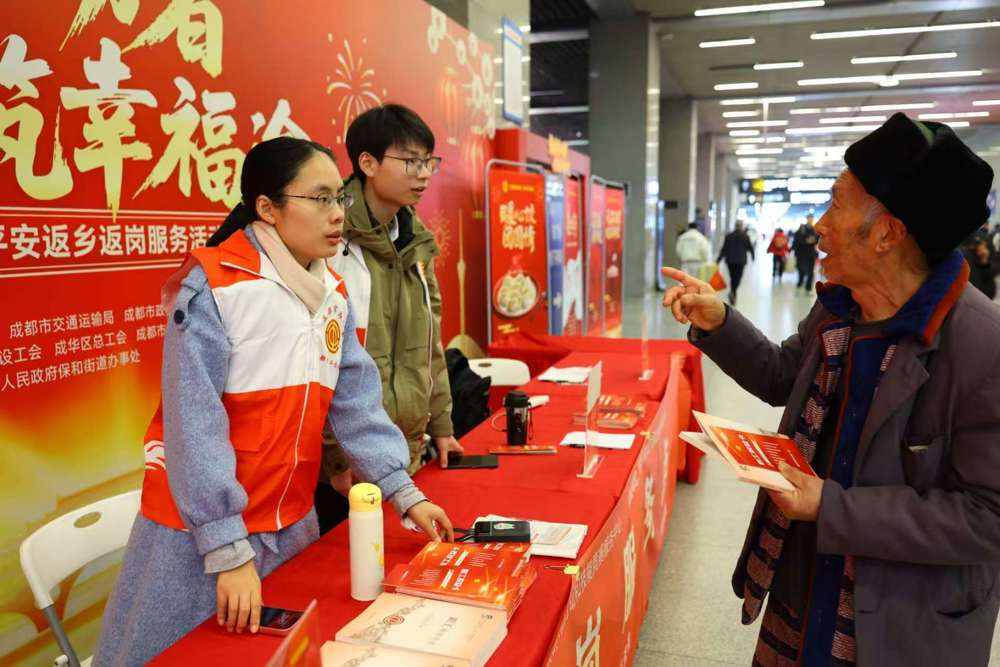 专业律师为前来咨询的务工人员提供全方位法律服务