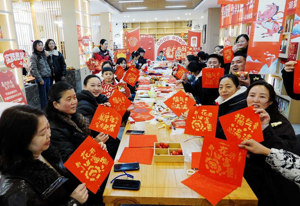 大家展示亲手制作的拓印作品