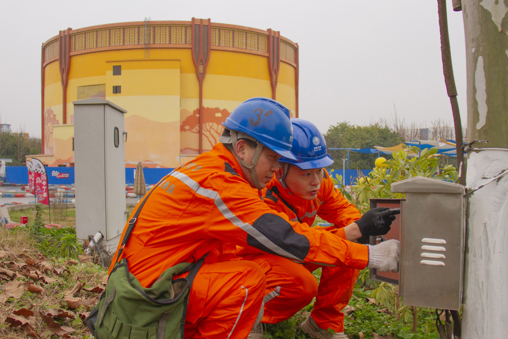 电力工人在园区里面工作