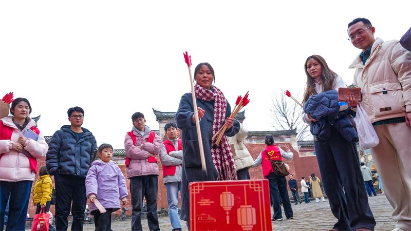 平昌县白衣古镇景区文庙广场，返乡青年体验投壶传统游戏。