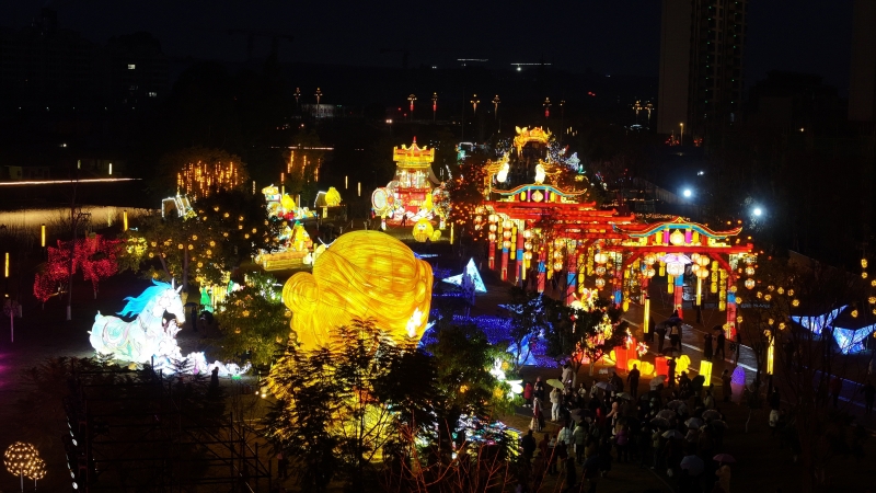 40余组灯组闪耀河畔 张艳军摄