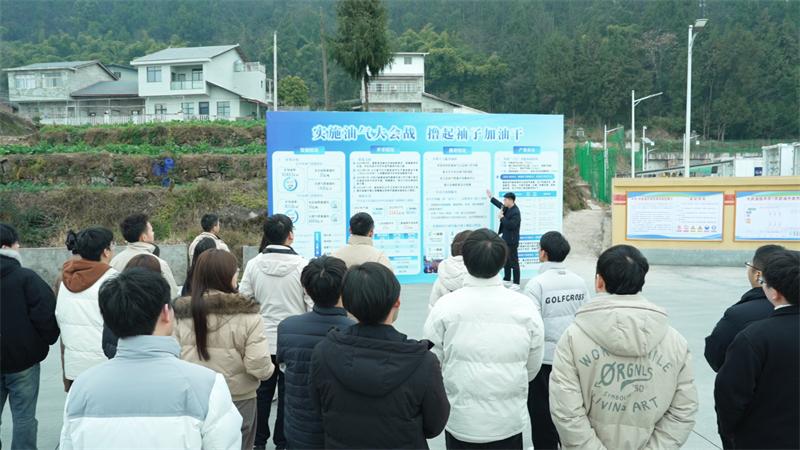 返乡青年们走进板庙镇千佛社区平页1页岩油开发先导试验区，实地探访平昌能源化工发展成效。