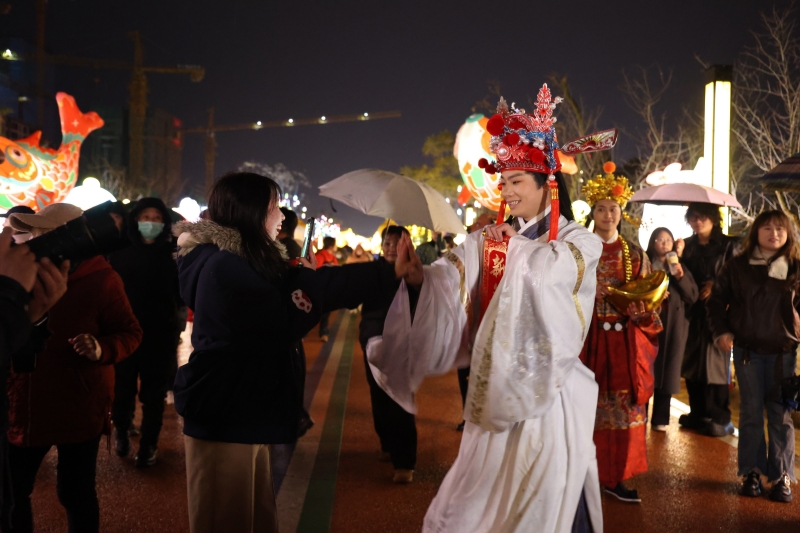 NPC巡游互动 陈珍利摄