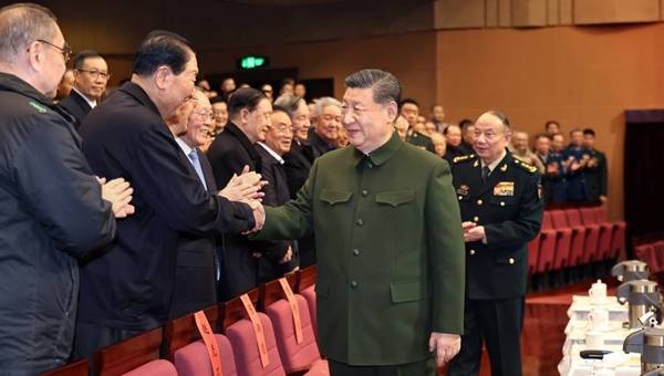 中央军委举行慰问驻京部队老干部迎新春文艺演出 习近平向全军老同志祝贺新春